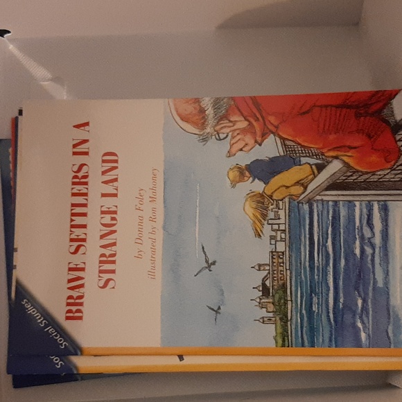 Bundle of 18 science and social studies readers - Picture 9 of 17